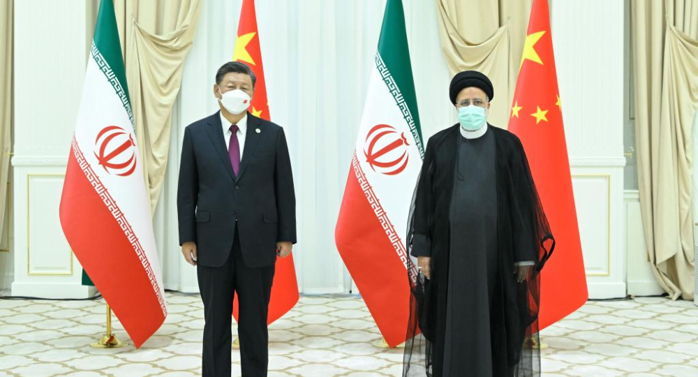 شي يلتقي الرئيس الإيراني إبراهيم رئيسي 